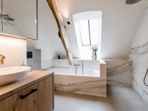 Badkamer met hout en marmer