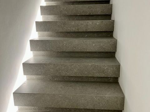 Trap met marmeren treden