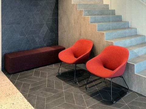 Trap met rode stoelen